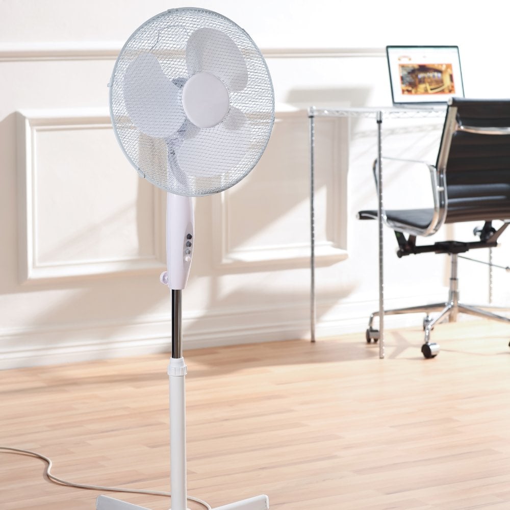 Daewoo 16" White Pedestal Fan with Cross base